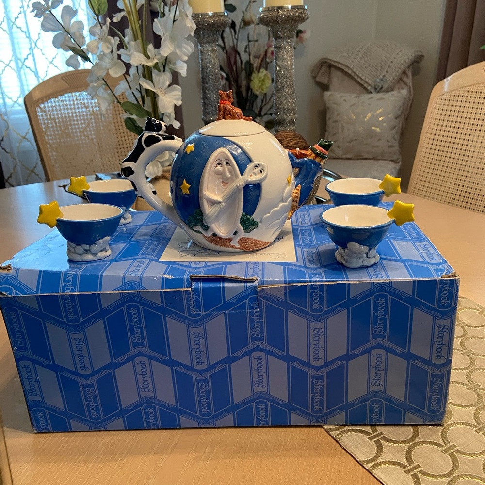 The cow jumped over the moon Tea pot set New